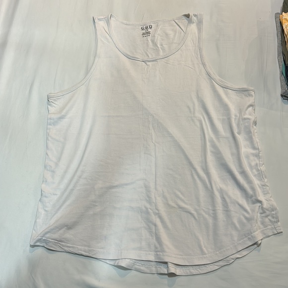 4 tank tops in a bundle - Picture 3 of 8